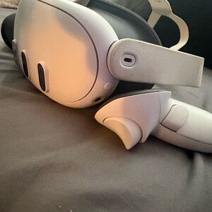 Oculus quest 3 128gb VR Headset in White and Gray